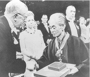가와바타 야스나리가 1968년 12월 스톡홀름에서 일본인 최초로 구스타프 6세 아돌프 스웨덴 국왕이 주는 노벨문학상을 받은 뒤 악수하고 있다. [출처:아사히/노벨재단]